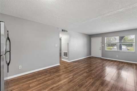 Condo in Holly Hill, Florida, 2 bedrooms № 2277309 - photo 7