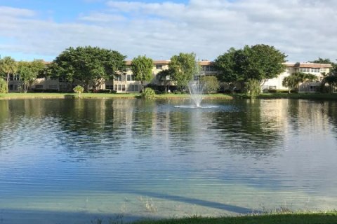 Condo in Lauderdale Lakes, Florida, 1 bedroom  № 945092 - photo 1
