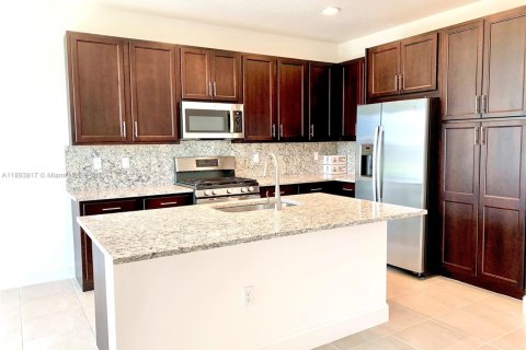 House in Port St. Lucie, Florida 3 bedrooms, 148.55 sq.m. № 1946047 - photo 16