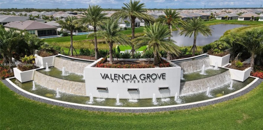 House in Port St. Lucie, Florida 3 bedrooms, 148.55 sq.m. № 1946047