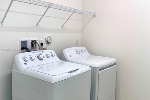 House in Port St. Lucie, Florida 3 bedrooms, 148.55 sq.m. № 1946047 - photo 22