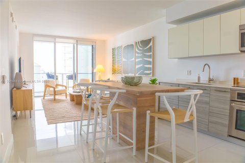 Condominio en alquiler en Miami, Florida, 1 dormitorio, 65.12 m2 № 2060032 - foto 4