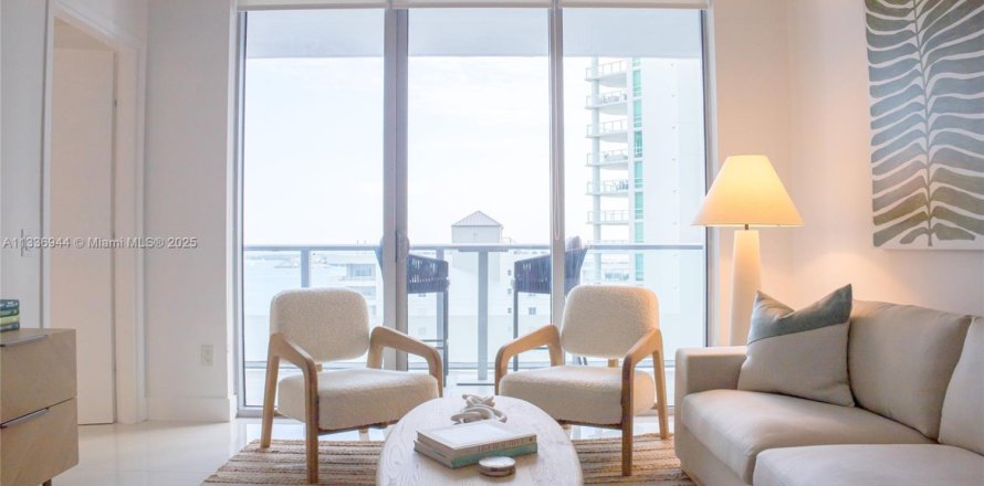 Condominio en Miami, Florida, 1 dormitorio  № 2060032