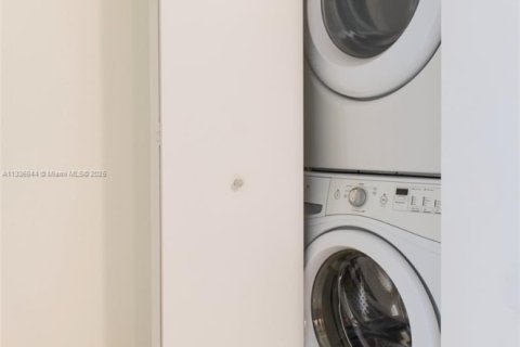 Condominio en alquiler en Miami, Florida, 1 dormitorio, 65.12 m2 № 2060032 - foto 16