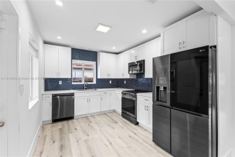 House in Miami, Florida 3 bedrooms, 133.22 sq.m. № 1973961 - photo 12