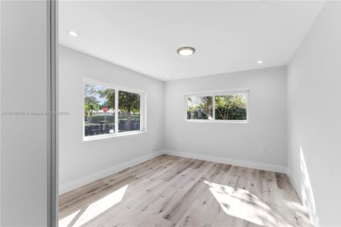 House in Miami, Florida 3 bedrooms, 133.22 sq.m. № 1973961 - photo 19