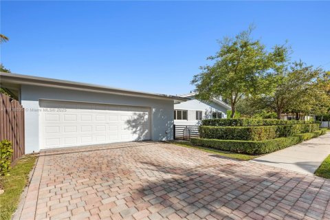 House in Miami, Florida 3 bedrooms, 133.22 sq.m. № 1973961 - photo 30