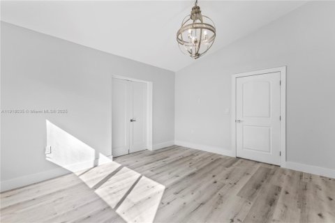 House in Miami, Florida 3 bedrooms, 133.22 sq.m. № 1973961 - photo 13