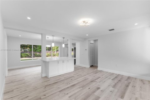 House in Miami, Florida 3 bedrooms, 133.22 sq.m. № 1973961 - photo 10