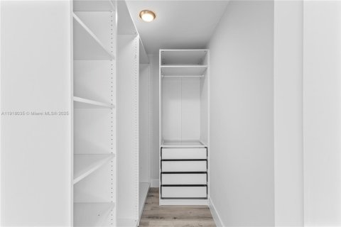 House in Miami, Florida 3 bedrooms, 133.22 sq.m. № 1973961 - photo 15