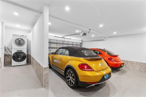 House in Miami, Florida 3 bedrooms, 133.22 sq.m. № 1973961 - photo 21