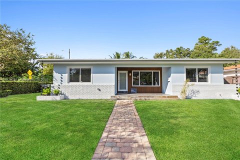 House in Miami, Florida 3 bedrooms, 133.22 sq.m. № 1973961 - photo 2