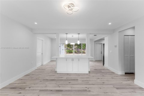 House in Miami, Florida 3 bedrooms, 133.22 sq.m. № 1973961 - photo 7