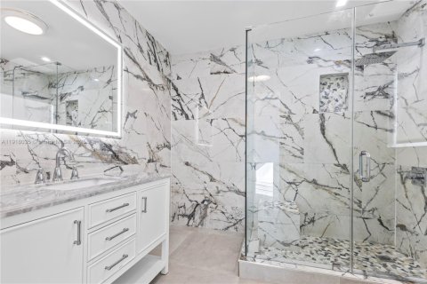 House in Miami, Florida 3 bedrooms, 133.22 sq.m. № 1973961 - photo 16