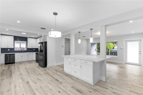 House in Miami, Florida 3 bedrooms, 133.22 sq.m. № 1973961 - photo 11