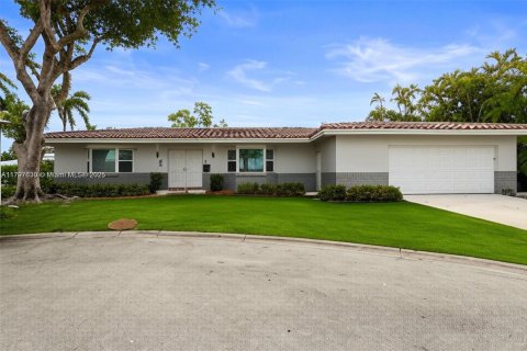 Casa en alquiler en Fort Lauderdale, Florida, 5 dormitorios, 236.71 m2 № 1738139 - foto 1