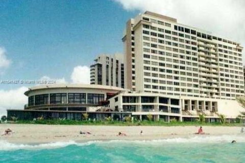 Купить коммерческую недвижимость в Майами-Бич, Флорида № 1984751 - фото 1