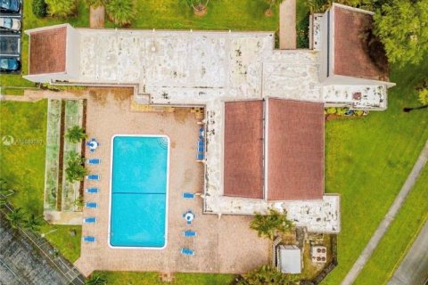 Copropriété à louer à Sunrise, Floride: 2 chambres, 107.95 m2 № 1221187 - photo 1