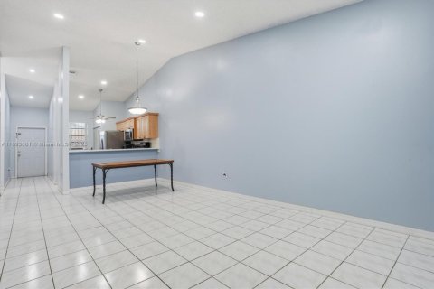 House in Hialeah, Florida 2 bedrooms, 101.17 sq.m. № 1948189 - photo 4