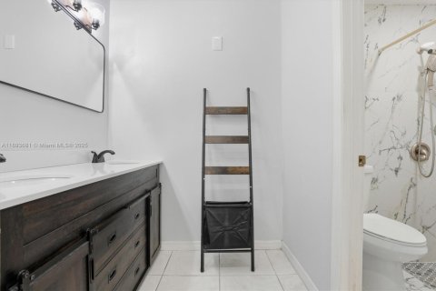 House in Hialeah, Florida 2 bedrooms, 101.17 sq.m. № 1948189 - photo 12