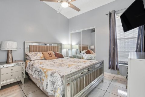 House in Hialeah, Florida 2 bedrooms, 101.17 sq.m. № 1948189 - photo 14