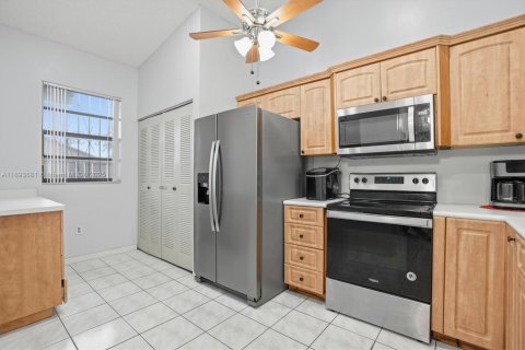 House in Hialeah, Florida 2 bedrooms, 101.17 sq.m. № 1948189 - photo 9