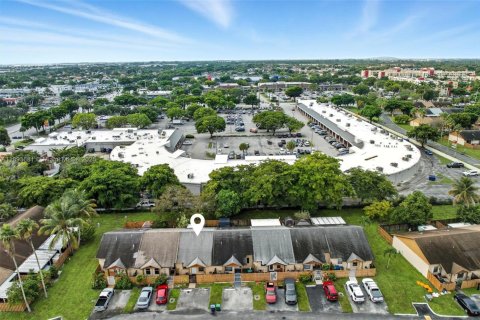 House in Hialeah, Florida 2 bedrooms, 101.17 sq.m. № 1948189 - photo 23