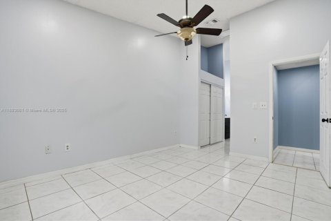 House in Hialeah, Florida 2 bedrooms, 101.17 sq.m. № 1948189 - photo 11