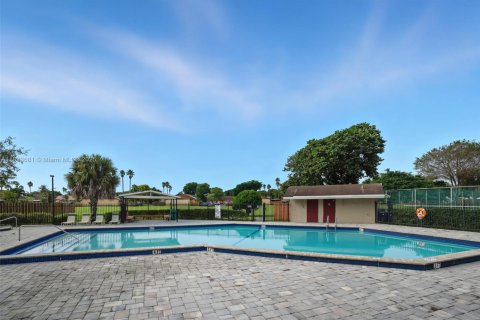 House in Hialeah, Florida 2 bedrooms, 101.17 sq.m. № 1948189 - photo 21