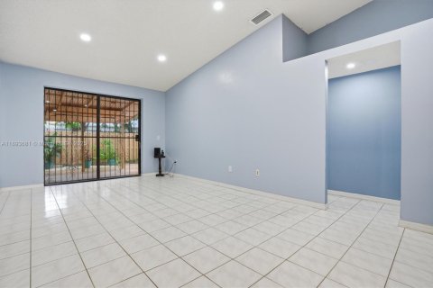 House in Hialeah, Florida 2 bedrooms, 101.17 sq.m. № 1948189 - photo 6