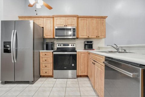 House in Hialeah, Florida 2 bedrooms, 101.17 sq.m. № 1948189 - photo 7