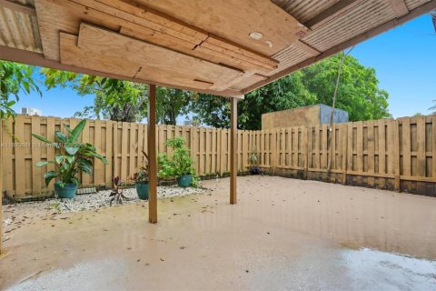 House in Hialeah, Florida 2 bedrooms, 101.17 sq.m. № 1948189 - photo 18
