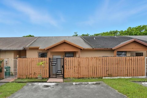 House in Hialeah, Florida 2 bedrooms, 101.17 sq.m. № 1948189 - photo 1