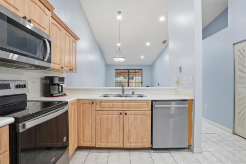 House in Hialeah, Florida 2 bedrooms, 101.17 sq.m. № 1948189 - photo 8
