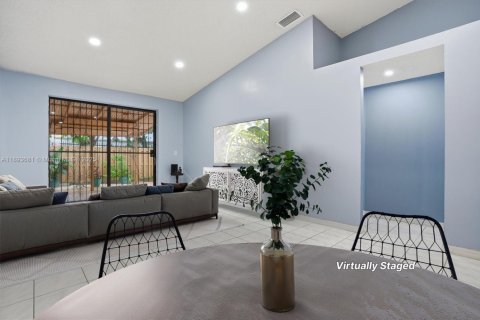House in Hialeah, Florida 2 bedrooms, 101.17 sq.m. № 1948189 - photo 5