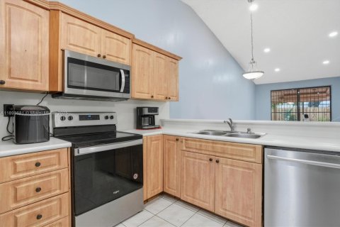 House in Hialeah, Florida 2 bedrooms, 101.17 sq.m. № 1948189 - photo 2