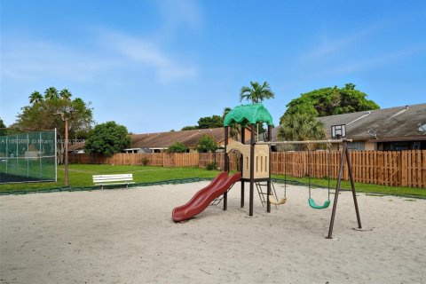 House in Hialeah, Florida 2 bedrooms, 101.17 sq.m. № 1948189 - photo 22