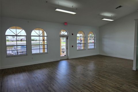 Propiedad comercial en alquiler en Punta Gorda, Florida, 3647.99 m2 № 1909170 - foto 4