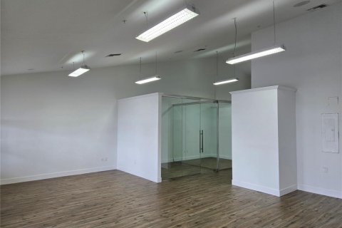 Propiedad comercial en alquiler en Punta Gorda, Florida, 3647.99 m2 № 1909170 - foto 3