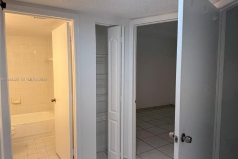 Copropriété à vendre à Miami, Floride: 3 chambres, 104.98 m2 № 2000198 - photo 15