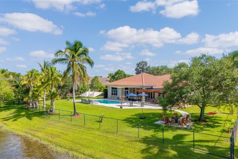 House in Davie, Florida 4 bedrooms, 284.1 sq.m. № 1656169 - photo 1