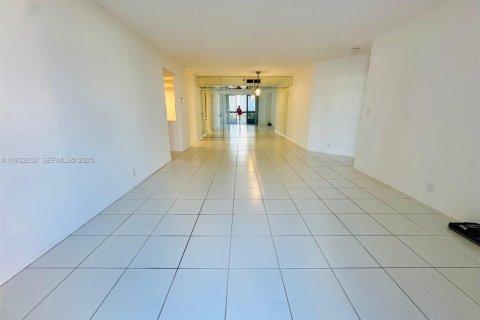 Снять в аренду кондоминиум в Авентура, Флорида 2 спальни, 109.72м2, № 1991672 - фото 2