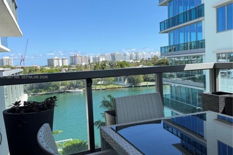 Кондоминиум с 2 спальнями в Бей-Харбор-Айлендс, Флорида № 2048931