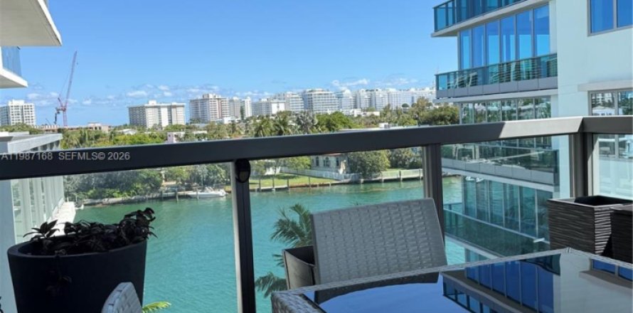 Кондоминиум с 2 спальнями в Бей-Харбор-Айлендс, Флорида № 2048931