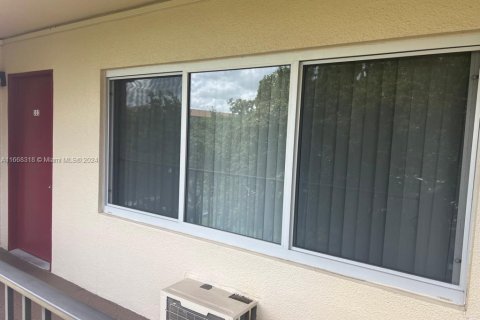 Condo in Pembroke Pines, Florida, 1 bedroom  № 1384398 - photo 9
