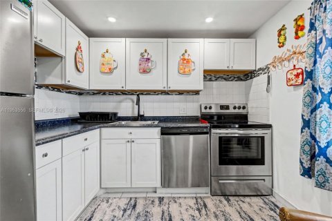 Condominio en alquiler en Margate, Florida, 1 dormitorio, 72 m2 № 2054740 - foto 3