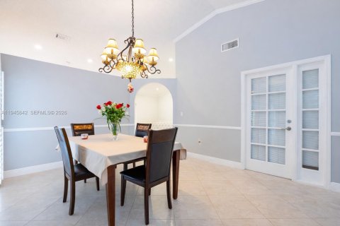 House in Miami, Florida 4 bedrooms, 170.29 sq.m. № 2002720 - photo 6