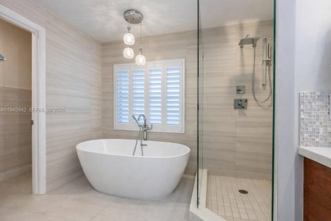 House in Miami, Florida 4 bedrooms, 170.29 sq.m. № 2002720 - photo 16