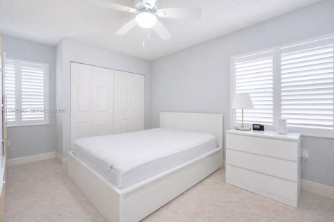 House in Miami, Florida 4 bedrooms, 170.29 sq.m. № 2002720 - photo 17