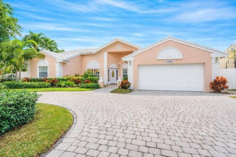 House in Miami, Florida 4 bedrooms, 170.29 sq.m. № 2002720 - photo 2